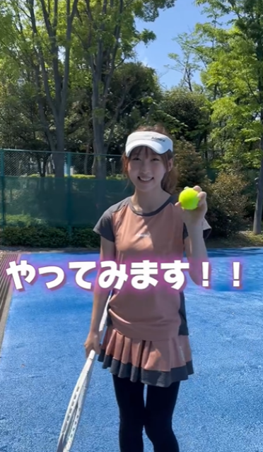 ソフトボール美女子インフルエンサーが初テニスに挑戦⁉ミニスカ×スパッツスタイルが可愛すぎると話題に！