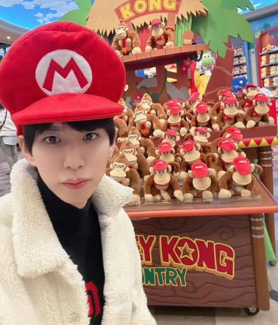 シュールな絵面！Youtuber・はじめしゃちょー ドンキー、ディディーと真顔の3S！「めっちゃかわいい」と話題に！