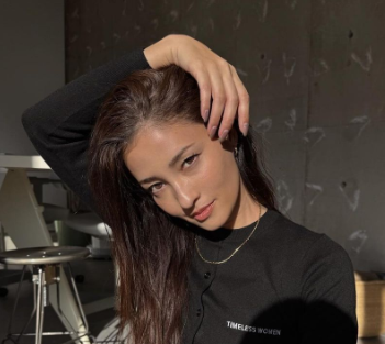 黒木メイサ、日向ぼっこの一枚が話題！「美しすぎる」とファン大興奮