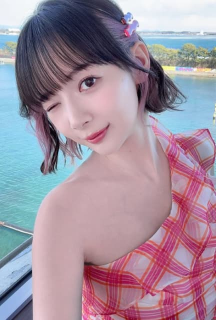 ウインクに肩出し！美人プロ雀士・岡田紗佳の妖艶さにメロメロにされる人続出！