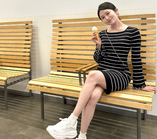 「めちゃくちゃ可愛いですね」ソフトクリーム好きのラグビー美女、ベンチで魅せた”ワンダフル・ショット”にファンうっとり