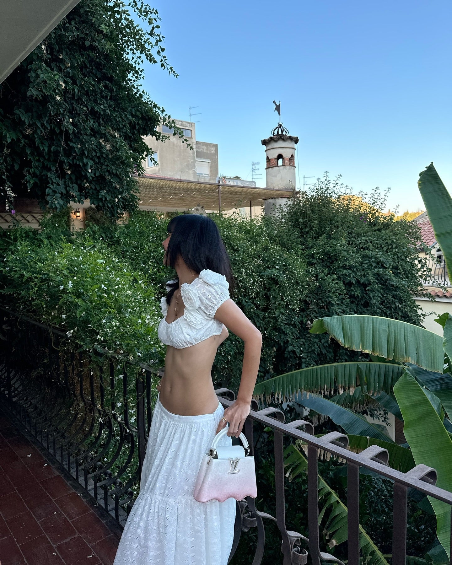 BLACKPINKリサ、美くびれコーデで異次元スタイルを披露！