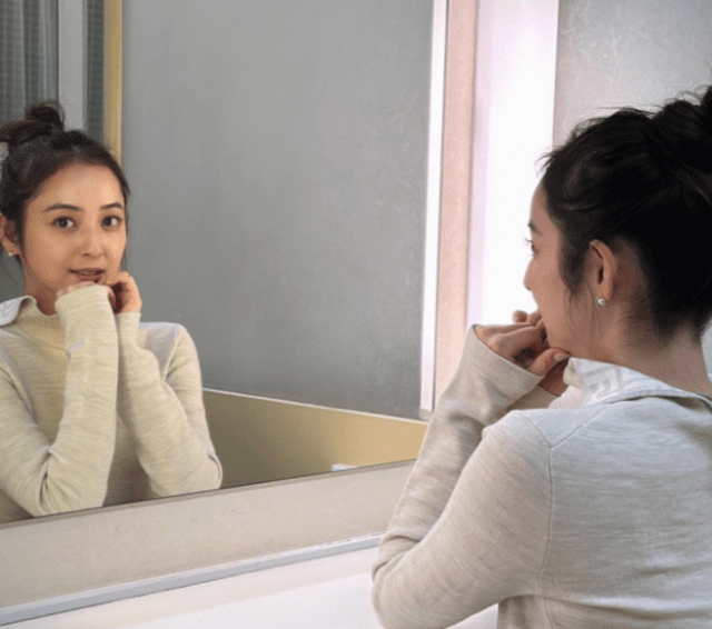 佐々木希 お団子ヘアでラフな「鏡越しショット」披露💖