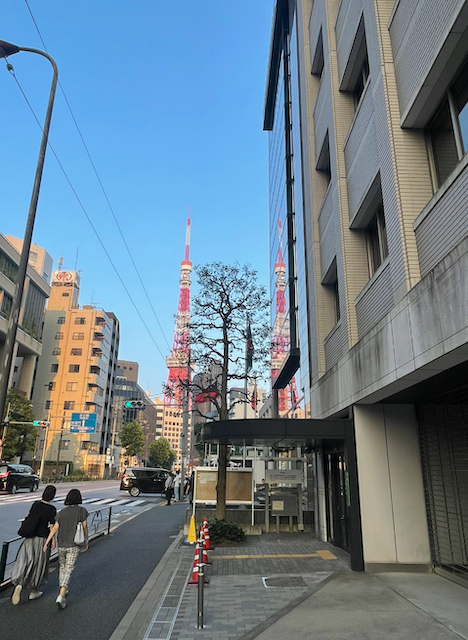 散歩の産物！？霜降り明星・せいやがツイン◯◯◯をパシャリ！