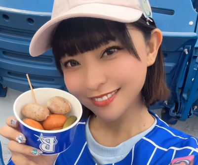 「ビジュが爆発してる！マジ可愛い」元プロ野球の美女チア、観客席で美オーラ発動！”ハートポーズ”も魅せファンメロメロ