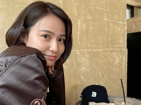 「可愛いかぁ〜！」美女タレント、野球女子モードに！展示会で魅せた近影＆クールフォームにファンガッツポーズ「かっこいい！」