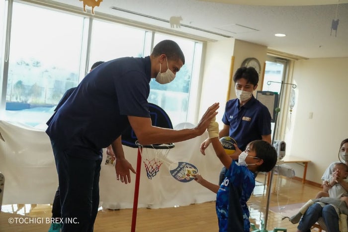 笑顔の交流。宇都宮ブレックスエドワーズ選手、病棟の子どもたちとハイタッチ
