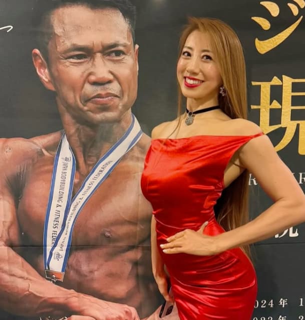 “ビキニの女王”安井友梨がボディビルのレジェンド選手の引退に称賛を送る