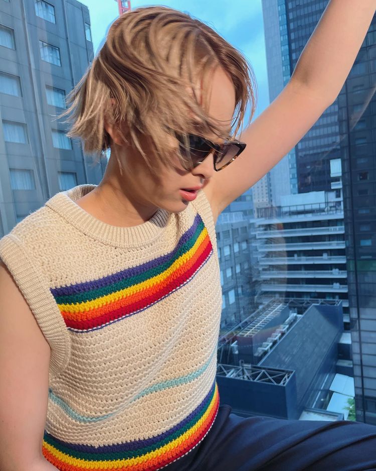 この躍動感溢れる金髪美女は誰だ❗️❓清野菜名さんのソロショットに「元気そう❤️」