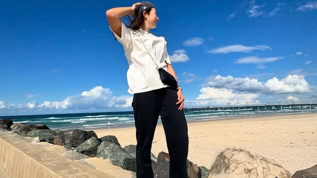 池江璃花子、オーストラリア・ゴールドコーストでの絶景ビーチショットをパシャリ！