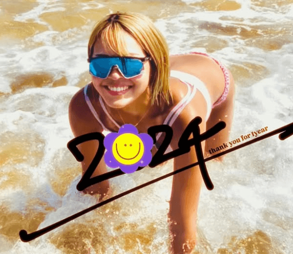 「可愛い1000％」渚で”お戯れ”の金髪ビーチバレー選手、二足早い”喜びのサマータイム・メモリーショット”にファン歓喜！