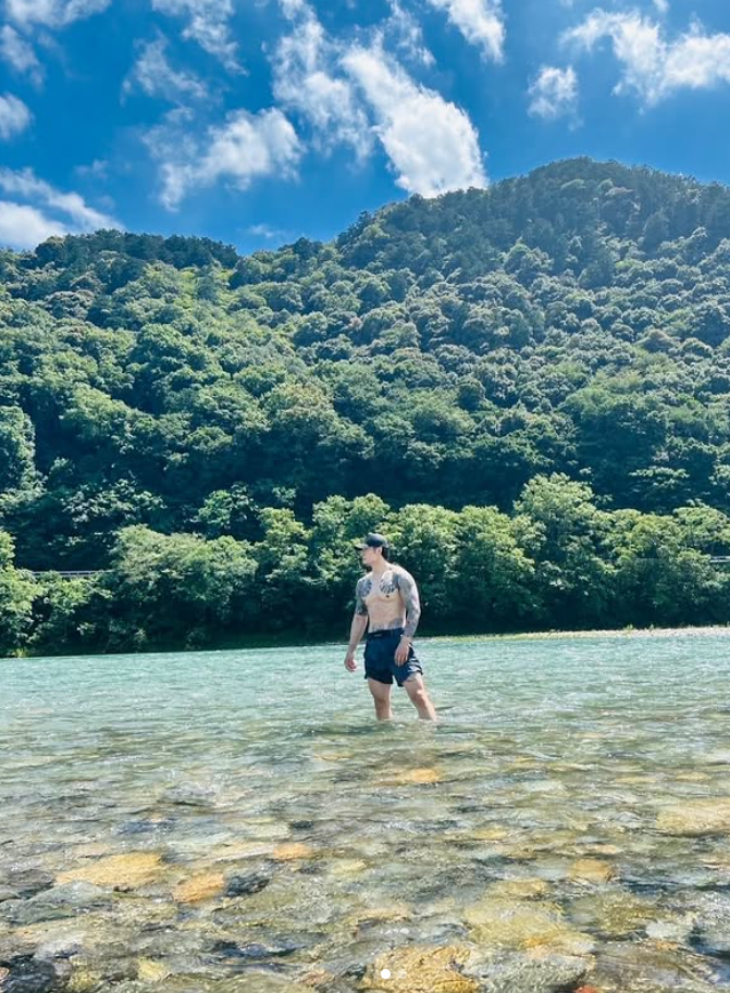 「守ってくれそう…」飯田将成の川辺ショットに癒され女子が続出