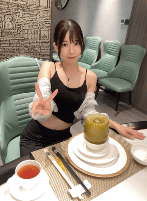 パワフルボイスの美人アニソンシンガー、中国ツアーのオフで見せたヘソチラ美スタイルショットにファン歓喜！