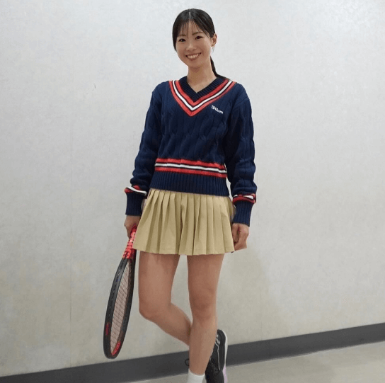 「お可愛いでございます！」元プロテニス美女、濃紺＆ベージュの”ラケット持ち・プリーツミニショット”にファンガチ惚れ「ヤバっ！可愛すぎますね」