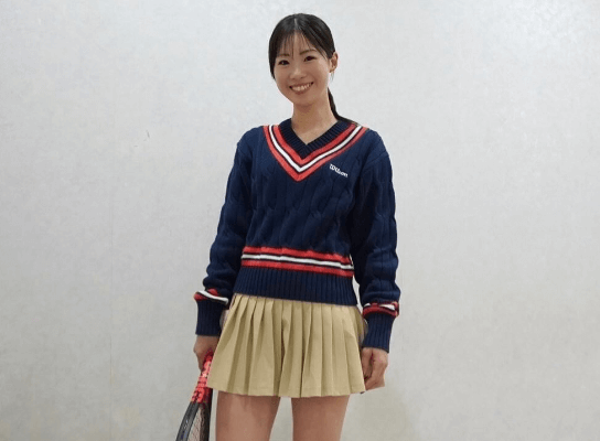 「お可愛いでございます！」元プロテニス美女、濃紺＆ベージュの”ラケット持ち・プリーツミニショット”にファンガチ惚れ「ヤバっ！可愛すぎますね」