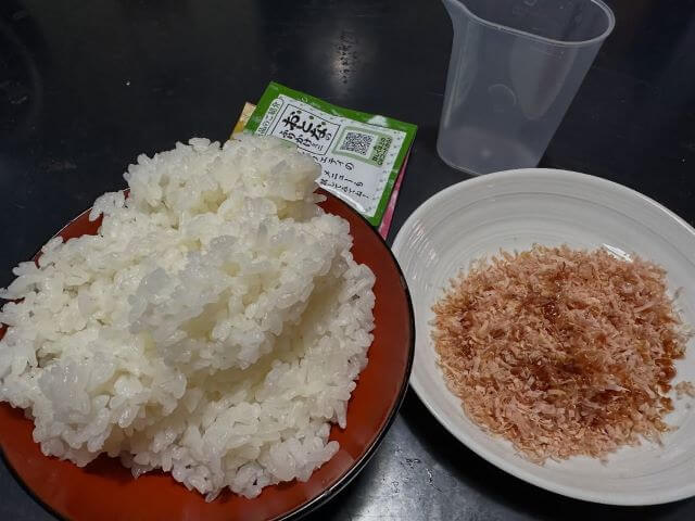 ヒロシの飯テロ炸裂！鰹節まみれの白米とアイロン用カップの謎