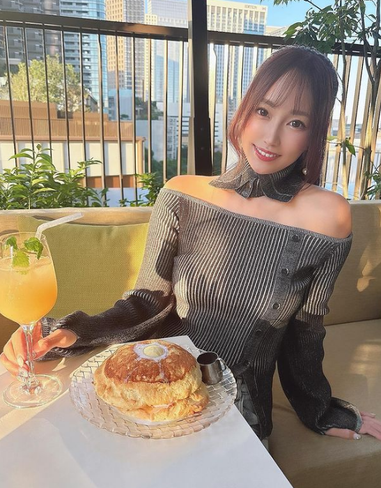 ”あの大人気ラウンドガールの日常”、激カワ＆デコルテライン美麗のカフェショットにファン釘付け！