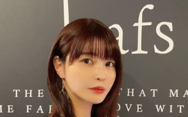 美しさ爆発！岸明日香が香水のローンチパーティーを開催したことを報告