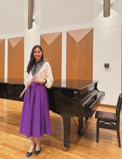 「努力家のゆんぴょ✨」新木優子がフルートを演奏する姿を公開！ファンの間で話題に...👀♬