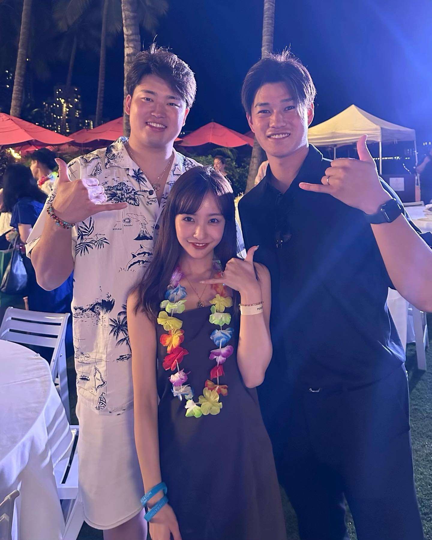 ⚾️板野友美  村神様と夫・高橋奎二との3ショットを公開「神的な3ショット🤘🤘🤘」📸