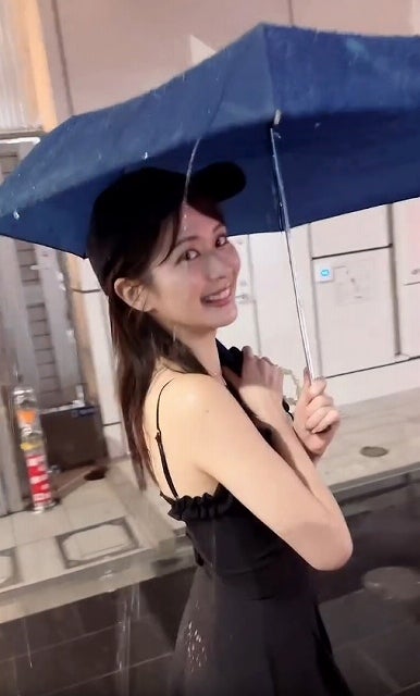 沖田愛加、雨したたる肩出しセクシー！