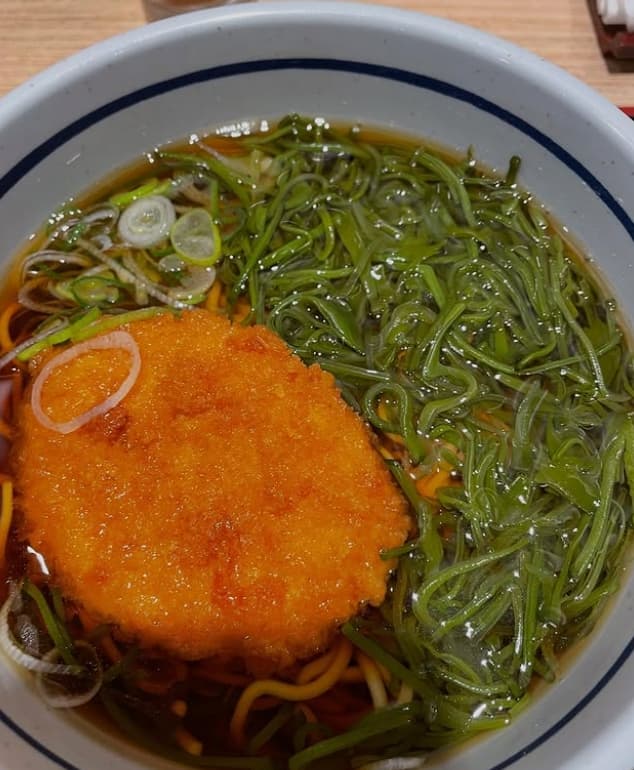 「これは見た瞬間から美味しい！」コロッケ×めかぶ×蕎麦の最強コンボを紹介したグルメ芸人に注目集まる