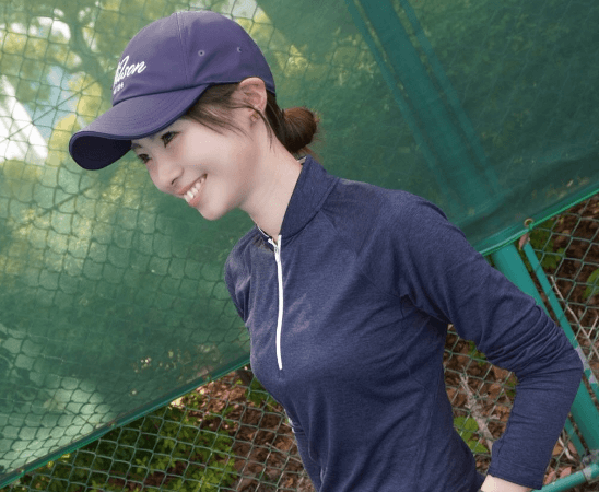 元プロテニス美女、久方ぶりのキャップスタイルに！クールビューティーなスマイルショットを公開