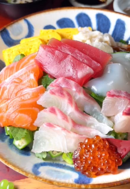 マグロにサーモンにイクラ！けんた食堂が作る海鮮丼が「めっちゃ旨そう」と話題に！