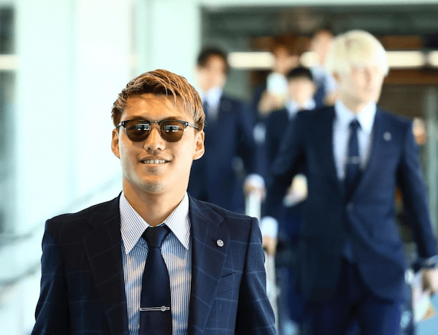 妻が超絶美人で話題の新婚サッカー選手 衝撃的な装いで登場