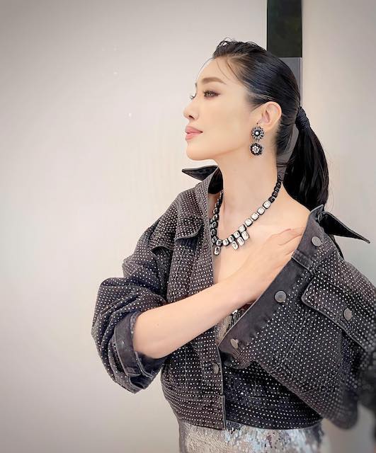 アンミカが最新ショットを公開✨ モノトーンコーデに多くの反響が💓