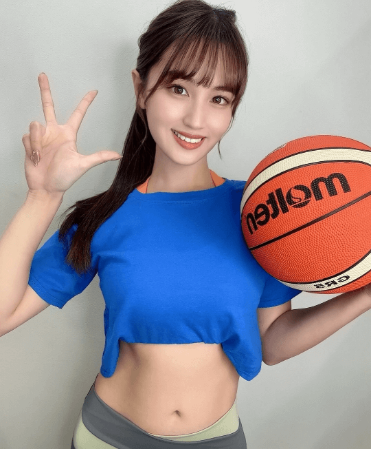 グラドル・花咲楓香、バスケットボールを片手にヘソ出しルックを披露！ファン「可愛い過ぎ」と大絶賛