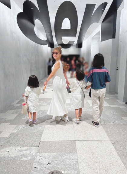 「手をつないでるの可愛すぎる」人気アーティストが家族とのオフショット公開