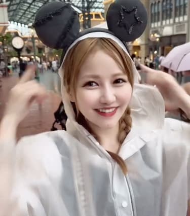 佐藤ノア、初めての雨ディズニー経験も笑顔溢れる素敵なショットを披露
