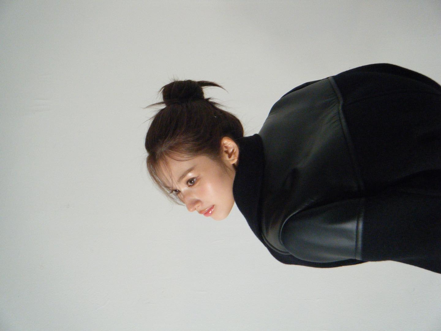 TWICE・サナの最新ショット📸 添えられた「⬆️⬆️⬅️⬆️⬆️」の矢印の意味は…⁉️👀