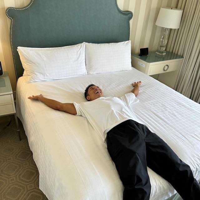 なかやまきんに君はビバリーヒルズに滞在中！自慢の筋肉をアメリカの大空に見せつける