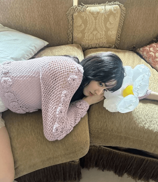 「ごろ〜ん。」が持つ破壊力…アイドル・鎮西寿々歌、寝転び”幸せショット”公開でファンのドキドキが止まらない