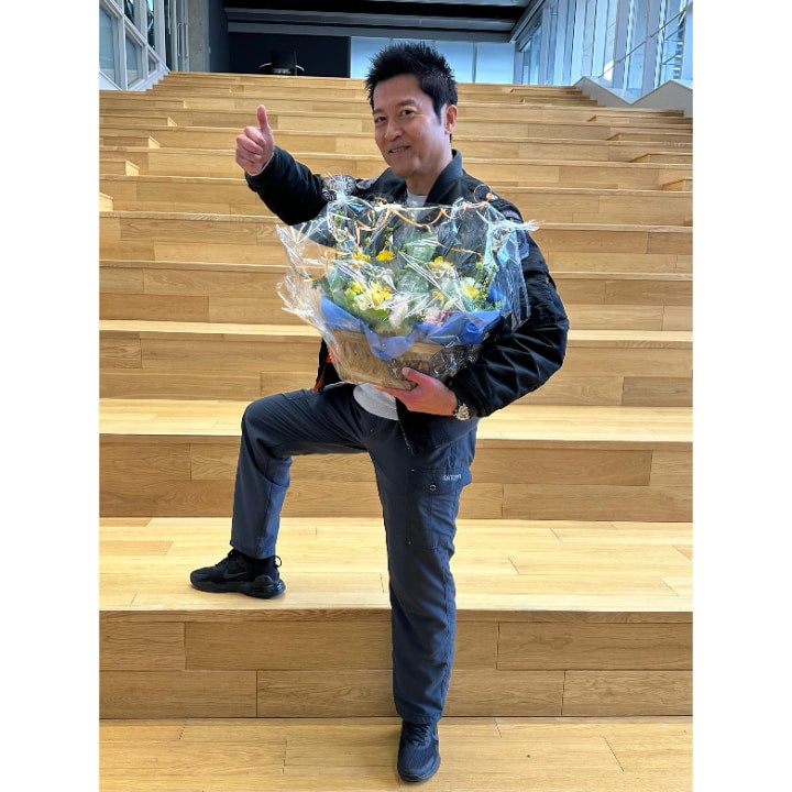 寺脇康文62歳の誕生日！💐花束の中に埋もれた○○に驚愕👀