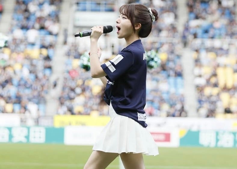 「指先からすり抜けていく」“韓国でも大人気の歌姫”かのうみゆが地元凱旋！熱唱でスタジアム魅了