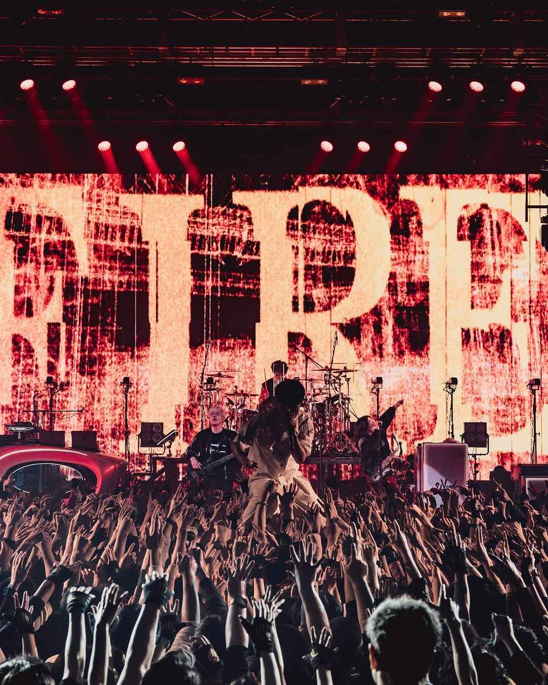 「∞ アート？！」UVERworld・TAKUYA∞がステージ写真を公開で自分のまいた水しぶきが話題に！？