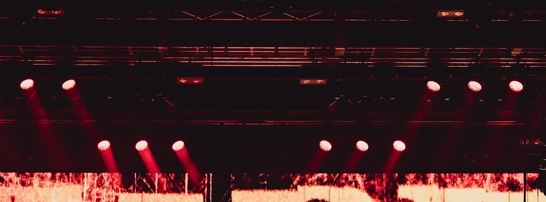 「∞ アート？！」UVERworld・TAKUYA∞がステージ写真を公開で自分のまいた水しぶきが話題に！？
