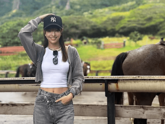 「乗馬しておしり割れた…」美女ウォーキングティーチャー、牧場で見せた“情熱の乗馬ショット”にファン恋わずらい！「とても素敵ですね」