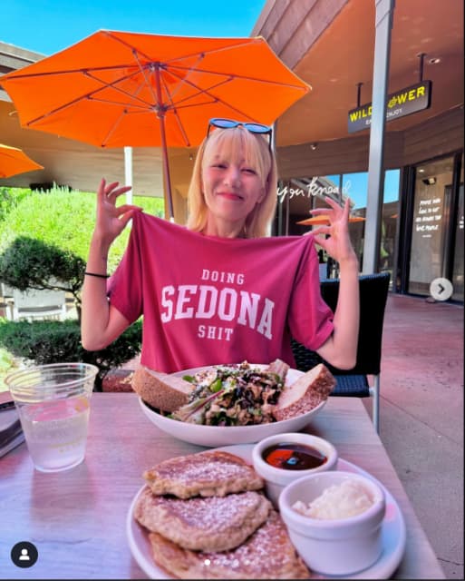 セドナ滞在中の元AKB・宮澤佐江インスタ更新！満面の笑顔ショットが話題！