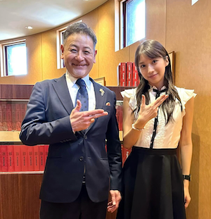 美人現役アイドル、レストランの支配人と写真をパシャリ