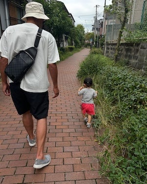 丸山桂里奈が家族での散歩姿を公開！和やかな写真にファンは「癒し」