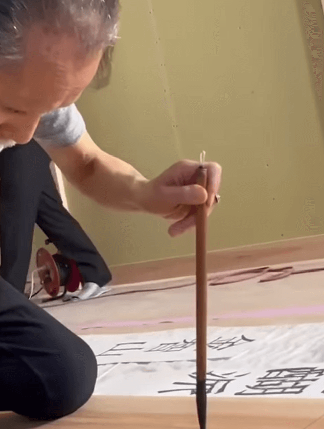 片岡鶴太郎、茨城県古河市『大行院』で題字制作に迷う！ ユニークな書体が話題に