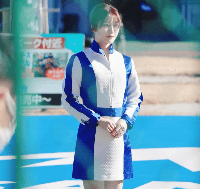 「シリアスな顔も…しますよ」話題のラウンドガール、競輪場で魅せた”興味深いショット”にファン見惚れてしまう