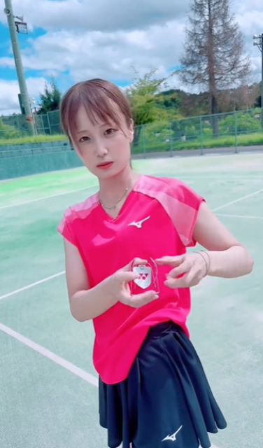 「女子の気になるアレの使い方！」ソフトテニス系インフルエンサー美女、便利アイテムの使い方ムービーにファンも興味津々！