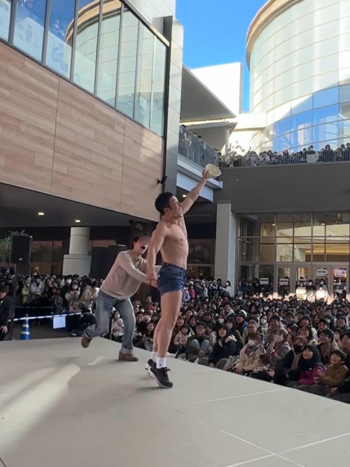 大歓声のイオンモール宮崎 なかやまきんに君“筋肉芸”で会場沸騰