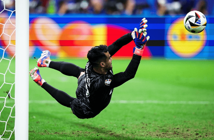 「脅威の3人連続PKストップ」ユーロ優勝候補の守護神がSNSを更新