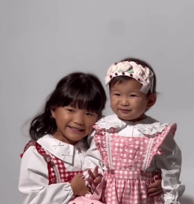 「かわいすぎてしぬ」ののちゃん、妹・ひーちゃんとお揃いドレスのおめかしムービーにファンメロメロ⁉